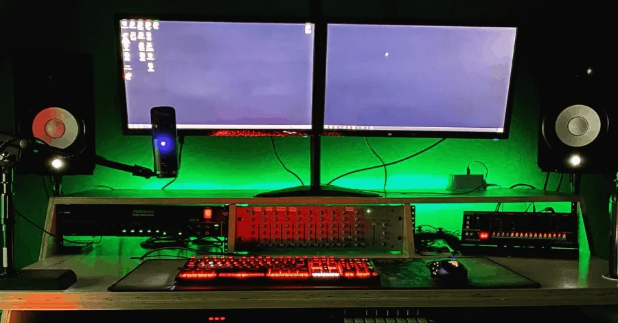 David Wright's studio, Output Platform desk keeping things simple, clean and effective