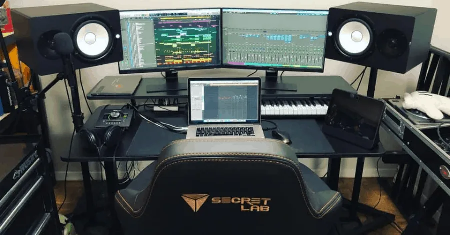 Jonathan Jeong's studio, ideal monitor and screen placement for staying in mixing position