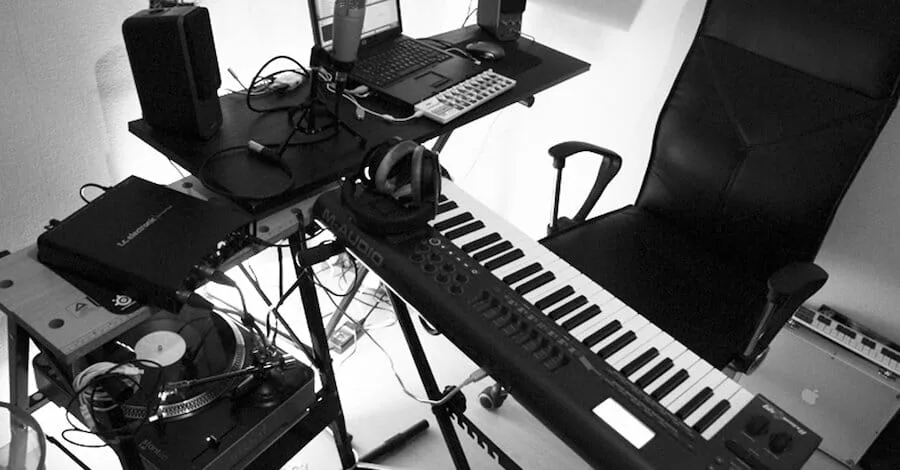 Teufelaudio.com studio, messy yet wildly minimal, checking all the boxes