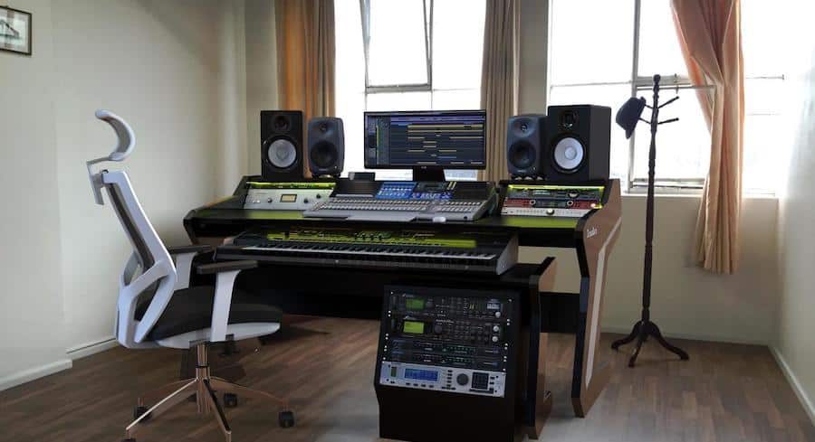 StudioDesk.net minimal studio, so organized it looks practically empty despite having everything
