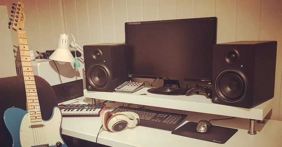 Imgur minimal studio, simple and clean, just a few wires away from perfection