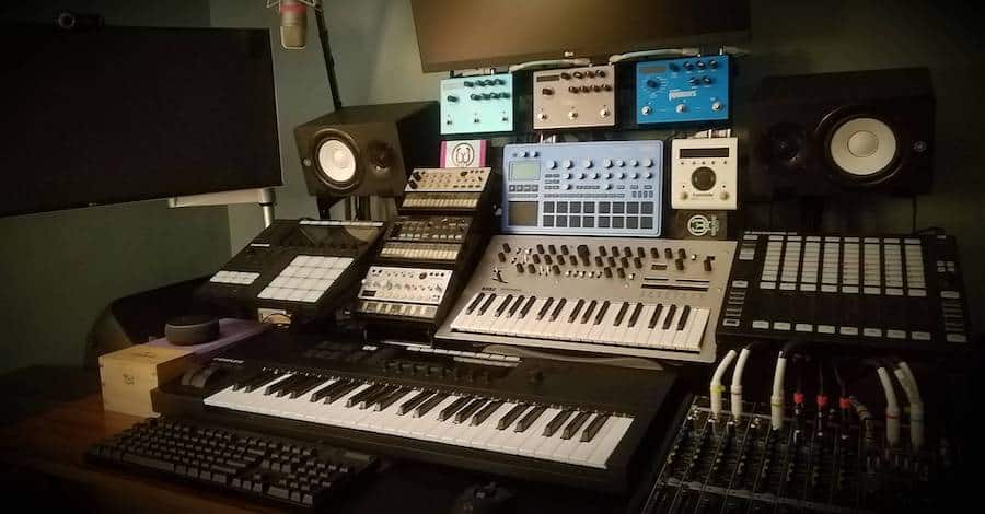 Imgur gear studio, a wave of synths as far as the eye can see