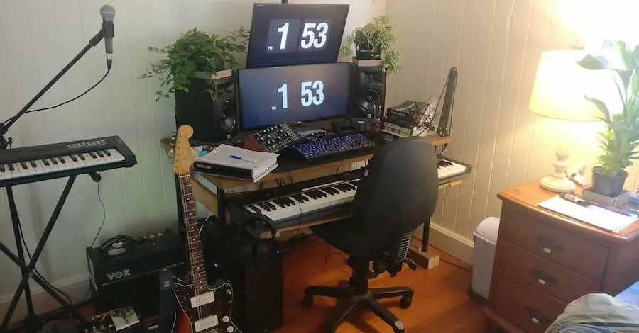 Reddit plant studio, cluttered but warm thanks to greenery