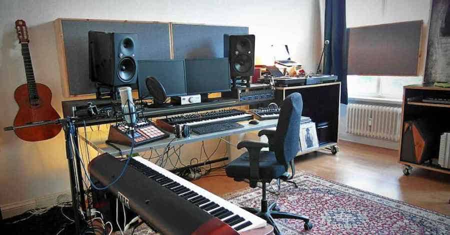 TheWowDecor small studio, great lighting and L-shape design making a small space feel big
