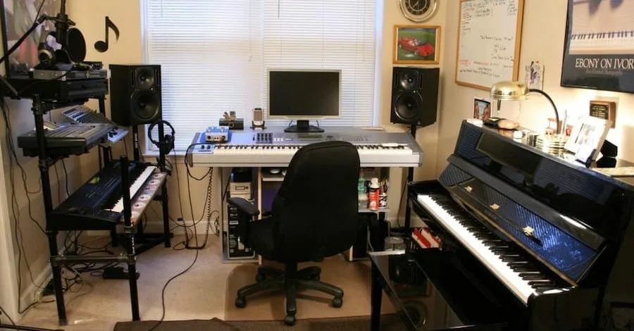 ArchitectureIn small studio, everything accessible from the studio chair, no pretense