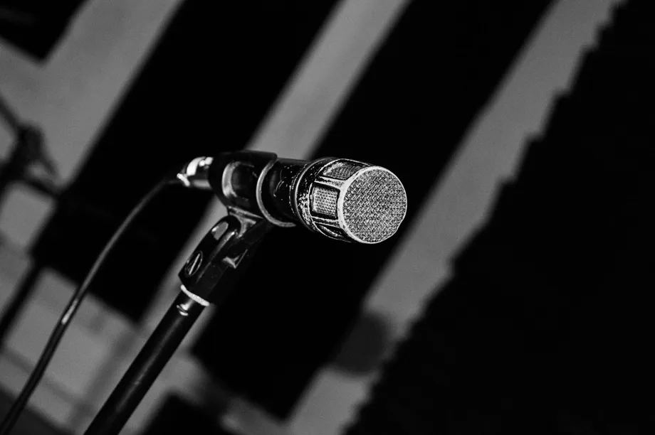Close-mic recording setup showing a microphone positioned close to a sound source