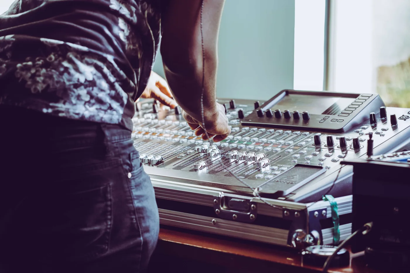 Analog synthesizer hardware with multiple oscillators, knobs, and patch cables