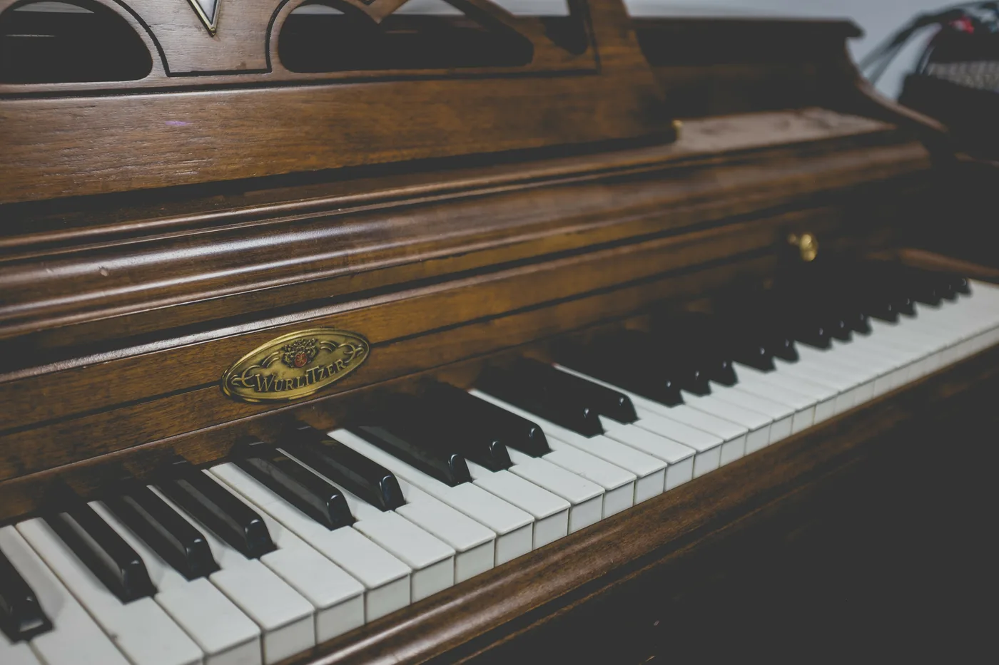 Piano keyboard showing the repeating 12-note pattern in Western music
