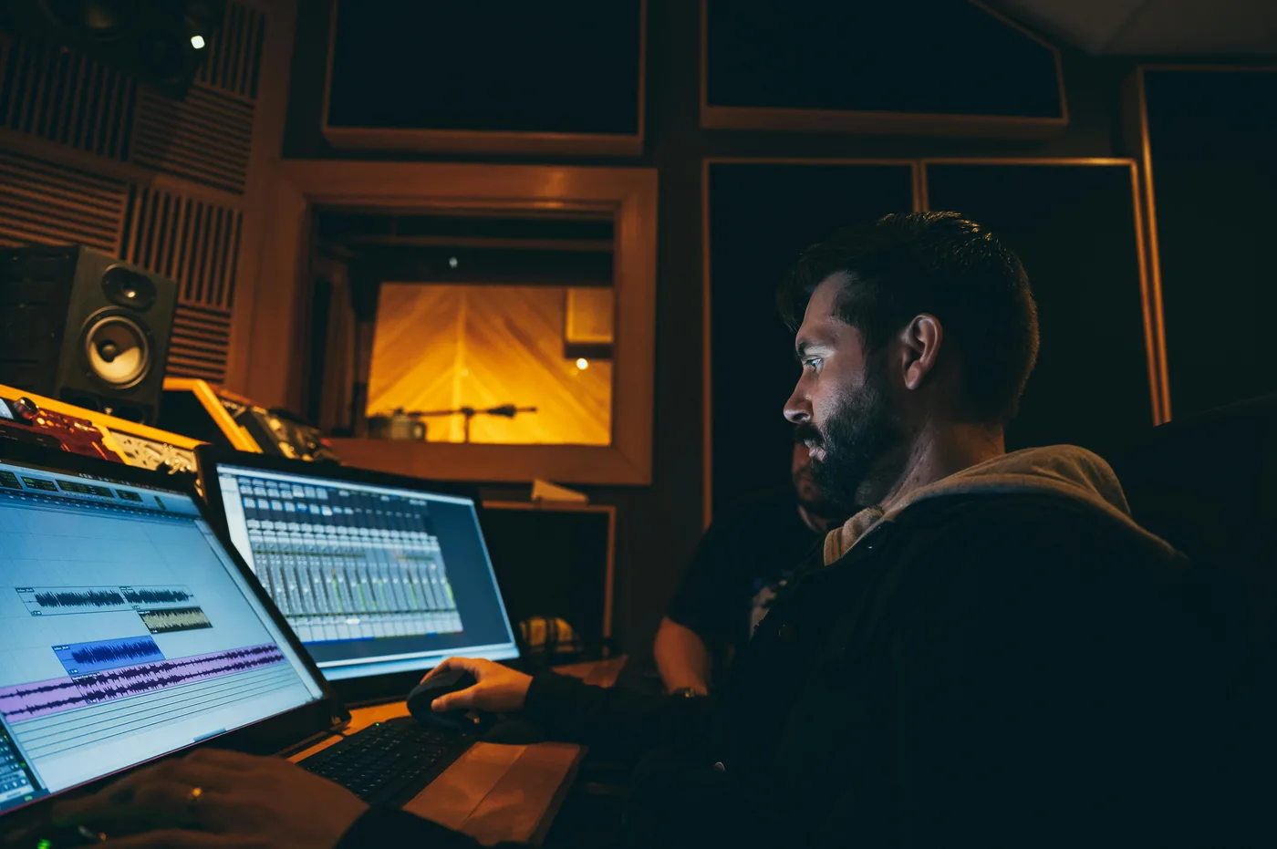 Mixing session with the mixing tips workflow visible across the channel strip