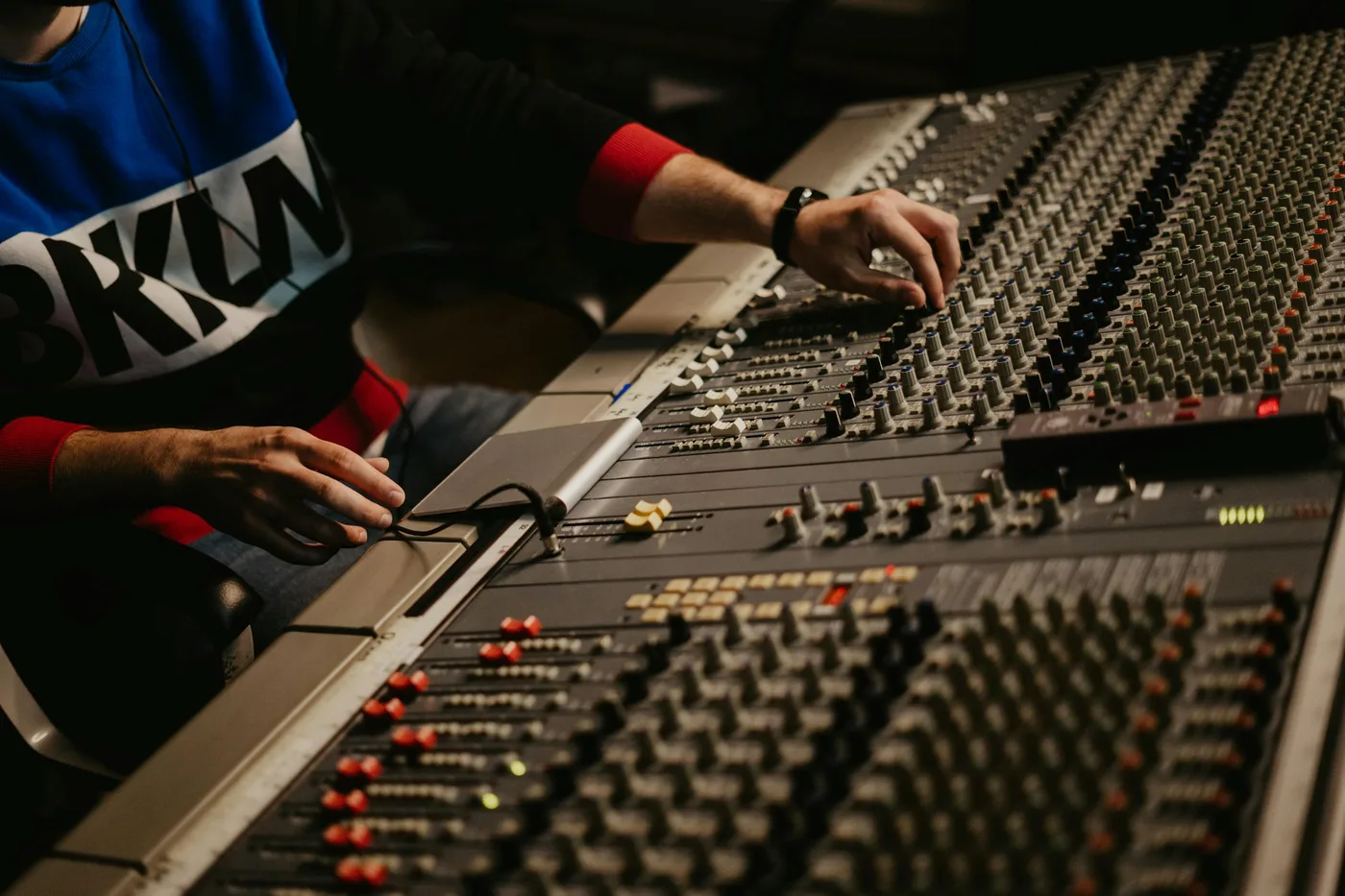 Sidechain compression setup in a DAW with LFO Tool plugin