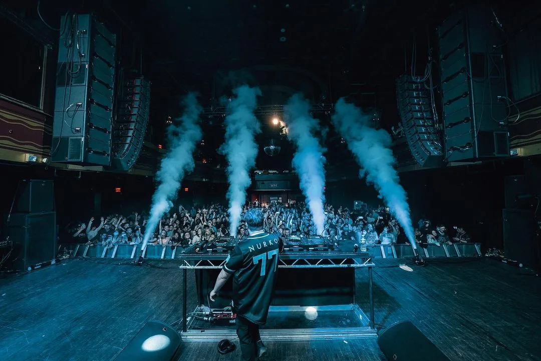 Nurko performing with CO2 cannons