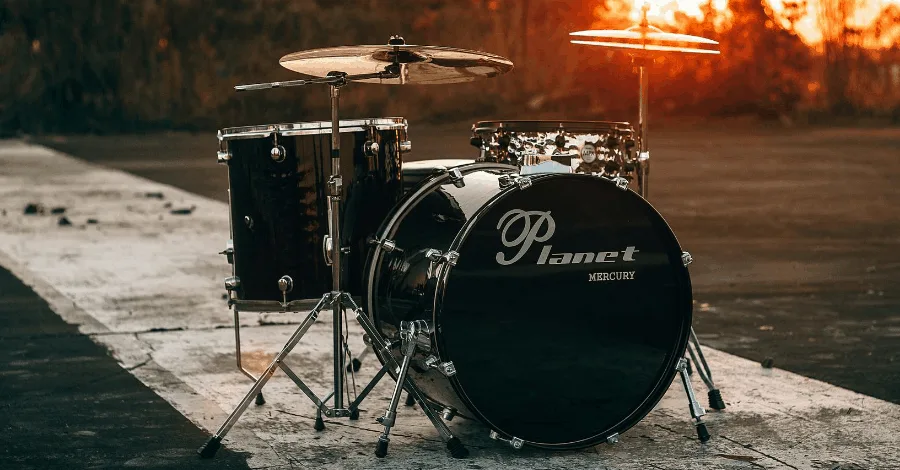 Drum kit panning layout showing hi-hat on left, ride on right, and toms spanning left to right