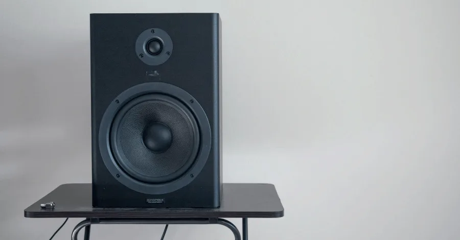 Diagram comparing mono single-channel audio vs stereo dual-channel audio