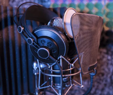 Microphone shock mount to isolate vibration from stand or table movement