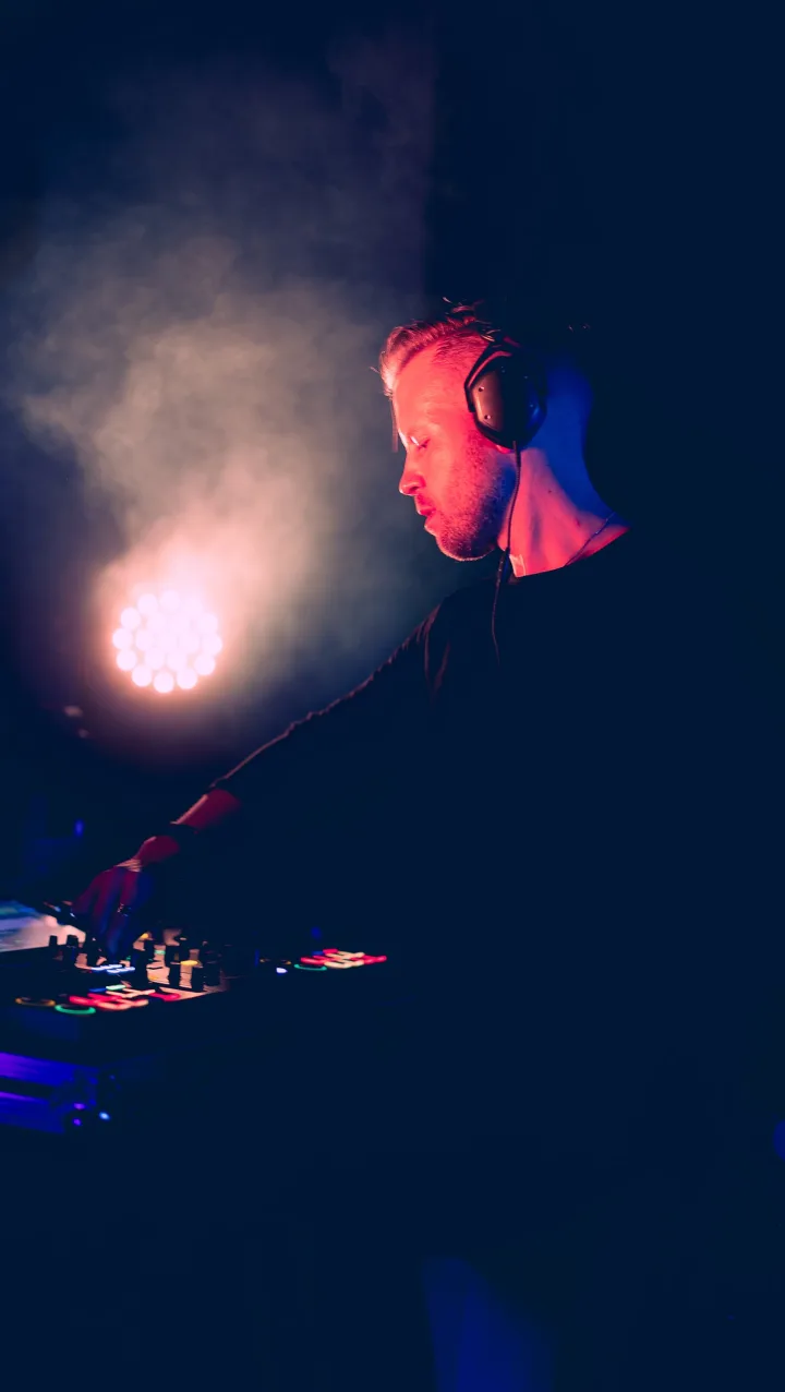 Hyperbits performing live