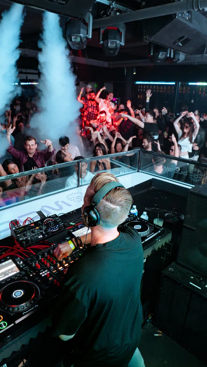 Hyperbits performing live