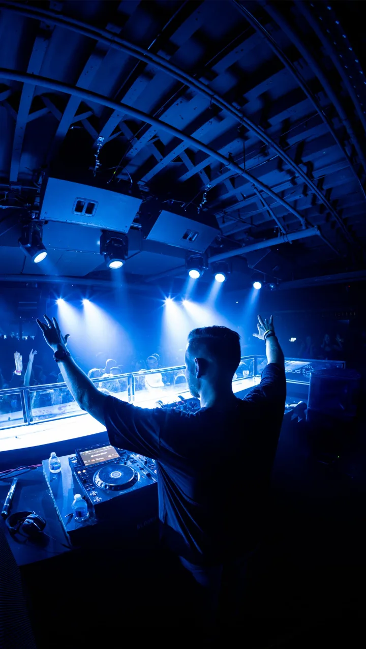 Hyperbits performing live