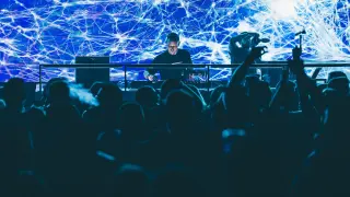 Hyperbits performing live